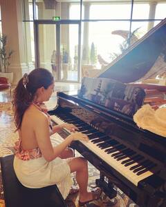 Mira Kapoor ने हॉल्टर नेक ड्रेस में फोटो की शेयर, शाहिद कपूर की बीवी खूबसूरती में अच्छी-अच्छी एक्ट्रेसेस को देती हैं मात