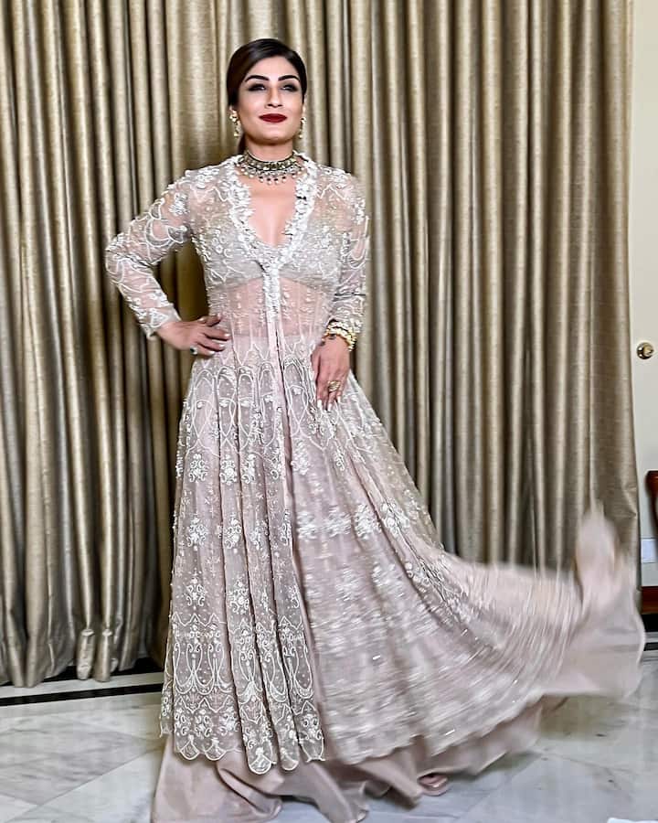 बॉलीवूडमधील प्रसिद्ध अभिनेत्रींपैकी एक रवीना टंडन एकेकाळी तिच्या चित्रपटांनी लाखो लोकांची मने जिंकत होती. त्याचबरोबर ती तिच्या सौंदर्यासाठीही प्रसिद्ध होती. (Instagram/officialraveenatandon)