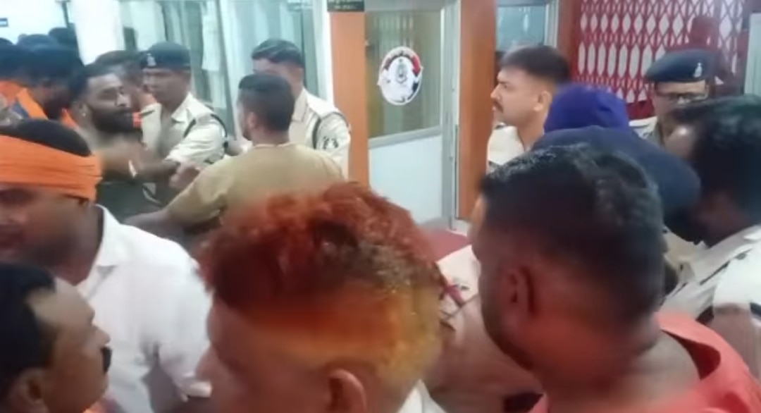 Durg Crime News: दुर्ग में पुलिस ने 3 मवेशी तस्कर को किया गिरफ्तार, गौ सेवकों ने थाने में किया हंगामा