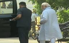 PM Modi की मां Heeraben से मुलाकात खत्म, अब वड़ोदरा के लिए होंगे रवाना | PM Modi Gujarat Visit