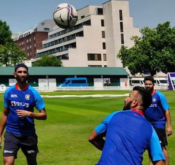 চেতেশ্বর পূজারাকেও অনুশীলনে বেশ খোশমেজাজে দেখা গেল। কাউন্টিতে প্রচুর রান করে ফের জাতীয় দলে প্রত্যাবর্তন করেছেন এই অভিজ্ঞ ব্যাটার।
