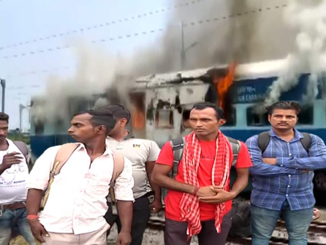Agnipath protests : পুড়ে ছাই স্টেশন থেকে টোল প্লাজা, আতঙ্ক নিয়ে বিহার থেকে বাংলায় মানুষ Agnipath protests turn violent in Bihar, Many Moves To Kolkata In Fear Agnipath protests : পুড়ে ছাই স্টেশন থেকে টোল প্লাজা, আতঙ্ক নিয়ে বিহার থেকে বাংলায় মানুষ