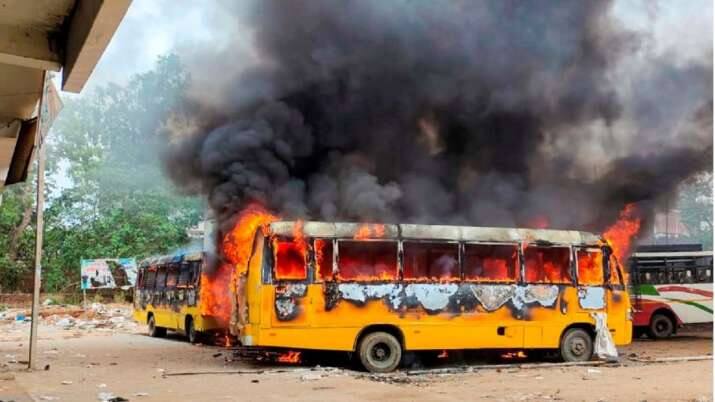 மகாராஷ்டிரா அவுரங்காபாத்தில் எரிக்கப்பட்ட பேருந்து