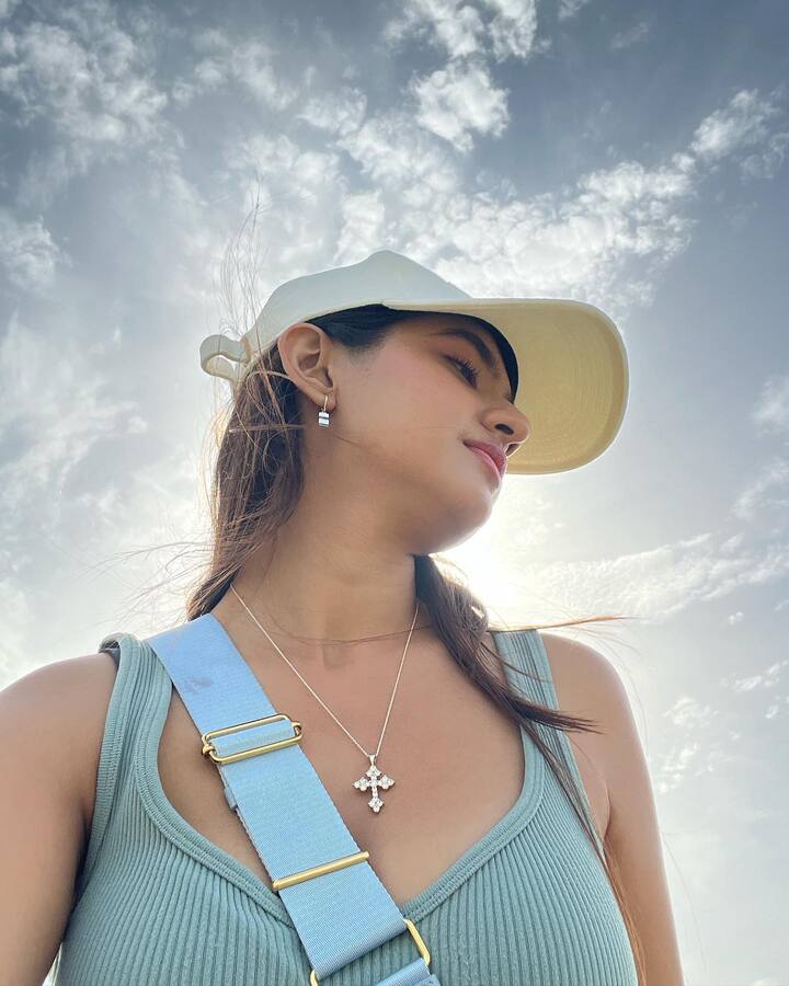 लंदन में वक्त बिता रहीं अनुष्का ने इन फोटोज में ब्लू स्पोर्ट्स ब्रा के साथ वाइट बाइकर शॉर्ट्स पहने हैं. व्हाइट सनकैप और क्रॉस बैग के साथ टीमअप किया है.