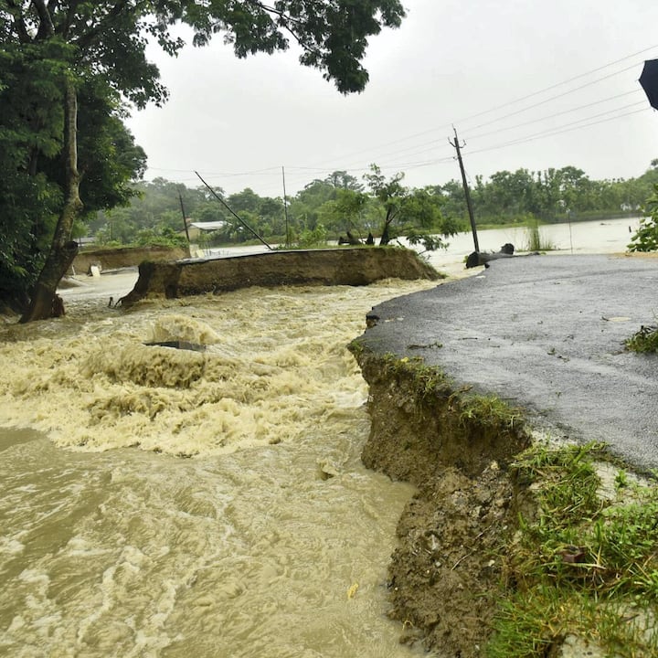 অসমে বন্যায় আরও নয় জনের মৃত্যু। এনিয়ে রাজ্যে মৃতের সংখ্যা বেড়ে দাঁড়াল ৫৪। শুক্রবার এমনই জানিয়েছে অসম রাজ্য বিপর্যয় মোকাবিলা কর্তৃপক্ষ।