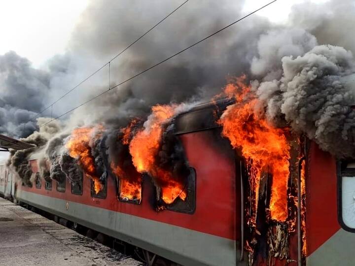 Agnipath Yojana Violence: आरक्षण से लेकर सस्ते कर्ज तक.. देशभर में बवाल के बाद अग्निवीरों के लिए सरकार ने किए ये बड़े ऐलान Agnipath Yojana Violence: govet big changes After uproar over Agnipath scheme Agnipath Yojana Violence: आरक्षण से लेकर सस्ते कर्ज तक.. देशभर में बवाल के बाद अग्निवीरों के लिए सरकार ने किए ये बड़े ऐलान