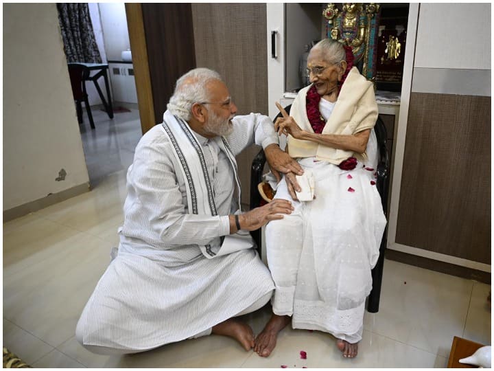 PM Modi Gujarat Visit PM Modi arrives to meet mother on 100th birthday worship will be organized in Hatkeshwar temple PM Modi Gujarat Visit: 100वें जन्मदिन पर अपनी मां हीराबेन से मिले पीएम मोदी, पैर धोकर लिया आशीर्वाद