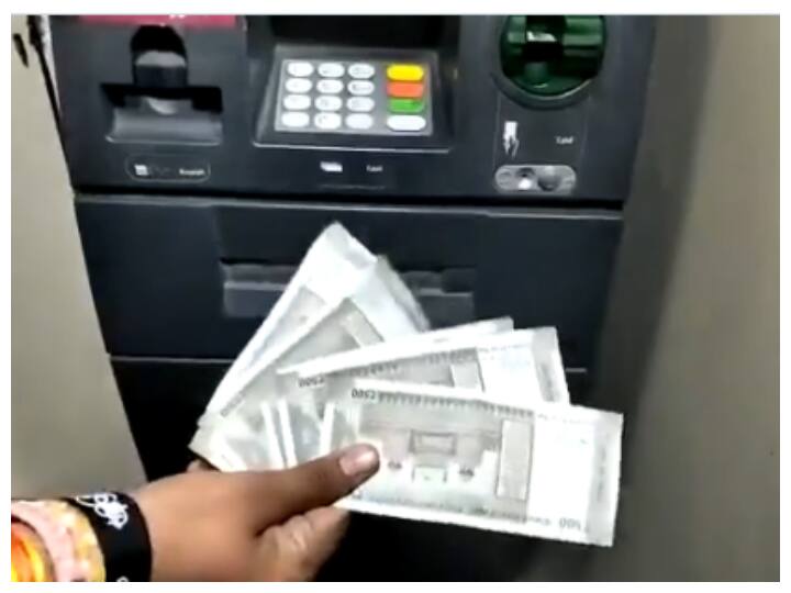 Watch: ATM से निकलने लगा 5 गुना ज्यादा पैसा, लोगों की लगी बंपर भीड़ trending video 5 times more money started coming out of an ATM goes viral Watch: ATM से निकलने लगा 5 गुना ज्यादा पैसा, लोगों की लगी बंपर भीड़