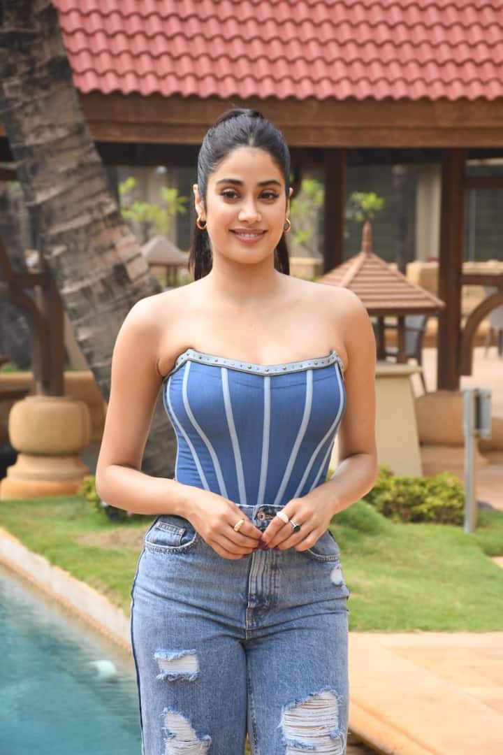 স্টার কিড হওয়ার কারণে নেটিটেনদের রোষানলেও পড়তে হয়েছে জাহ্নবী কপূরকে। যদিও কোনও বিতর্কতেই বিশেষ মাথা ঘামাতে দেখা যায় না অভিনেত্রীকে।