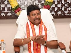 Vellampalli Srinivas: మాజీ మంత్రిని నిలదీసిన యువకుడు- తక్షణం కేసు పెట్టాలన్న వెల్లంపల్లి- తలలు పట్టుకున్న పోలీసులు !