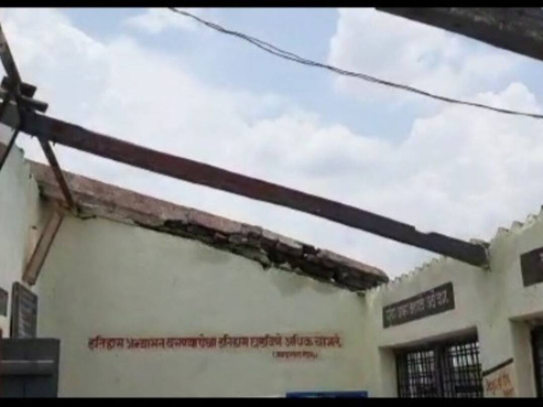 जोरदार पावसामुळे जिल्हा परिषदेच्या शाळेचं छत कोसळलं, वर्ध्यातील आष्टी तालुक्यातील घटना Wardha news update Due to heavy rains Ashti taluka of Wardha roof of Zilla Parishad school collapsed जोरदार पावसामुळे जिल्हा परिषदेच्या शाळेचं छत कोसळलं, वर्ध्यातील आष्टी तालुक्यातील घटना