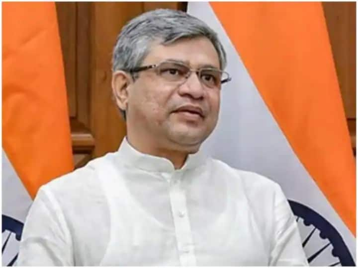 Railway Minister Ashwini Vaishnav directed railway officials to provide food and water to passengers who are in trouble due to the protest Agnipath Scheme Protest: 'प्रोटेस्ट के चलते फंसे यात्रियों को भोजन-पानी उपलब्ध कराएं', रेल मंत्री अश्विनी वैष्णव का अधिकारियों को निर्देश