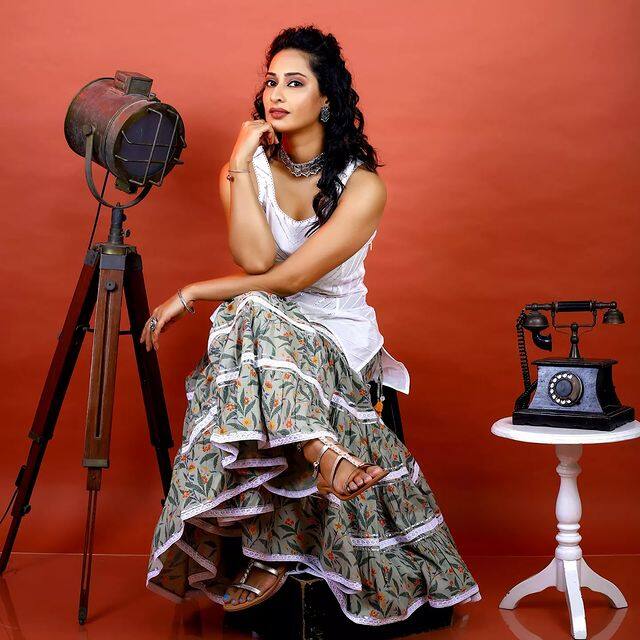 मालिका, चित्रपटच नव्हे तर, प्रिया नाटकांमध्ये देखील सक्रिय आहे. ‘अ परफेक्ट मर्डर’, ‘तिला काही सांगायचंय’ या नाटकांमध्ये तिने मुख्य भूमिका साकारल्या आहेत. (Photo : @priyamarathe/IG)