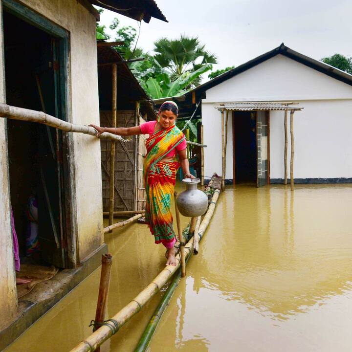 অতিরিক্ত বৃষ্টির জেরে ডিমো হাসাও, গোয়ালপাড়া, হোজাই, কামরুপ ও কামরুপ (মেট্রোপলিটন)-এ ধস নামে।