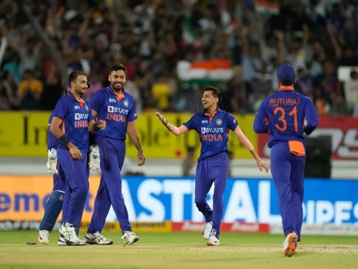 या सामन्यातही दक्षिण आफ्रिकेच्या संघानं नाणेफेक जिंकलं आणि प्रथम गोलंदाजी करण्याचा निर्णय घेतला. भारताचा यष्टीरक्षक दिनेश कार्तिक आणि हार्दिक पांड्याच्या वादळी खेळीच्या जोरावर भारतानं दक्षिण आफ्रिकेसमोर 170 धावांचं लक्ष्य ठेवलं.आफ्रिकेचा संपूर्ण संघ अवघ्या 87 धावांत ऑलआऊट झाला आणि भारतानं हा सामना 82 धावांच्या मोठ्या फरकानं जिंकला.