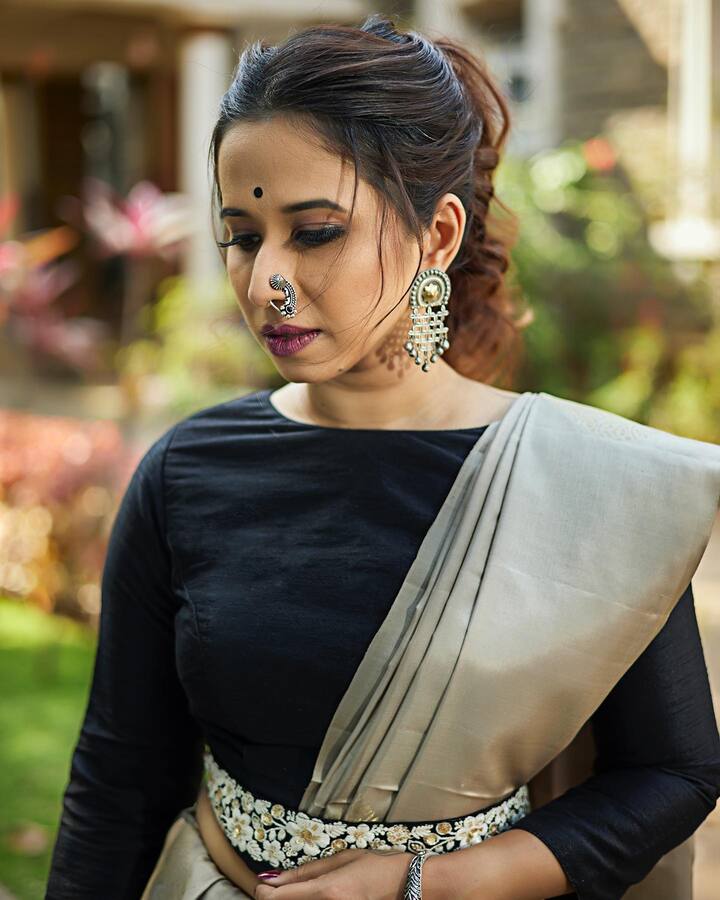 तिच्या अभिनयाचे आणि विनोदी बुद्धीचे अनेक चाहते आहेत. गेली अनेक वर्षे हा कार्यक्रम सातत्याने सुरू आहे. श्रेयाने तिच्या अभिनयाचा वेगळा ठसा उमटवला आहे.(photo:shreyabugde/ig)