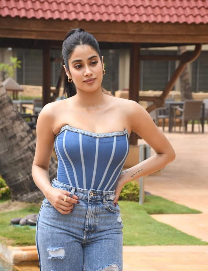 শ্রীদেবী কন্যা রাজকুমার রাও এবং ভিকি কৌশলের নাম বলেন। এবং পরবর্তীতে সলজ্জ ভঙ্গীতে প্রথম প্রেম হিসেবে রাজকুমার রাওয়ের নাম প্রকাশ্যে আনেন।