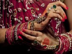 Indore News: इंदौर में शाम होते ही महिलाओं जैसा शृंगार करता है शख्स, अब हर महीने पत्नी को देना होगा 30 हजार रुपये