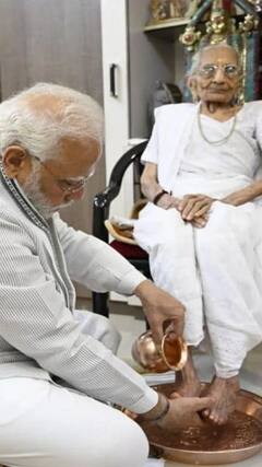 ਮਾਂ ਹੀਰਾਬੇਨ ਦੇ 100ਵੇਂ ਜਨਮ ਦਿਨ 'ਤੇ ਪ੍ਰਧਾਨ ਮੰਤਰੀ ਮੋਦੀ ਨੇ ਇੰਝ ਲਿਆ ਮਾਂ ਦਾ ਅਸ਼ੀਰਵਾਦ- ਵੇਖੋ ਇਹ ਖੂਬਸੂਰਤ ਤਸਵੀਰਾਂ