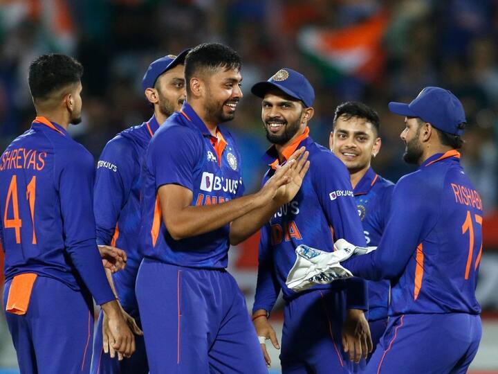 दक्षिण आफ्रिकेविरुद्ध सुरु असलेल्या पाच सामन्यांच्या टी-20 मालिकेतील पहिल्या तीन सामन्यात आवेश खानला एकही विकेट्स मिळवता आली नाही. ज्यामुळं सोशल मीडियावर त्याच्या कामगिरीवर टीका केली जात होती. त्यावेळी त्याचा इकोनॉमी रेट 8 च्या आत होता. मात्र, चौथ्या टी-20 सामन्यात आवेश खाननं आक्रमक रूप धारण करून दक्षिण आफ्रिकेच्या फलंदाजांच कंबरडं मोडलं. या सामन्यात त्यानं चार षटक टाकली. ज्यात 18 धावा देऊन चार विकेट्स घेतल्या.