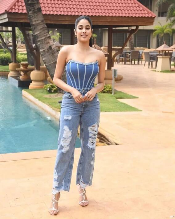 Jhanvi Kapoor's glamorous look in blue denim jeans, see the coolest pictures