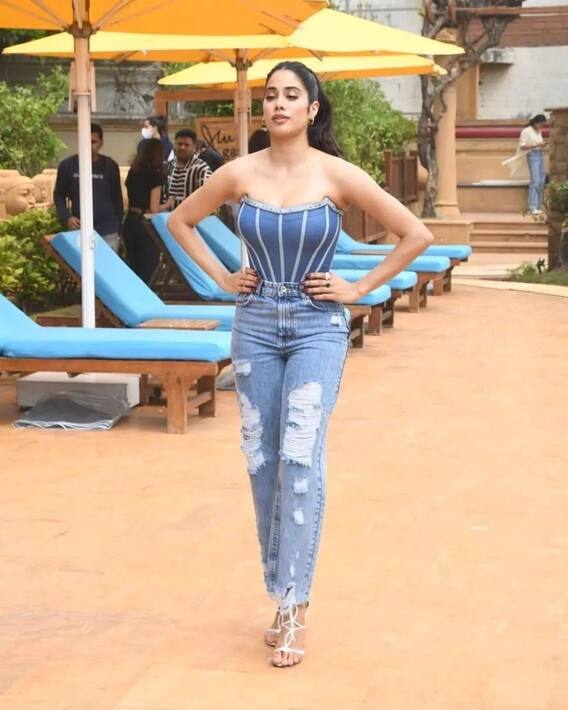 Jhanvi Kapoor's glamorous look in blue denim jeans, see the coolest pictures