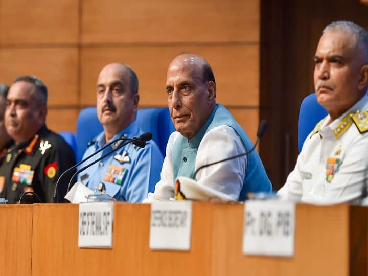 Defence Minister Rajnath Singh Meeting on review of agnipath scheme Agnipath Protests: अग्निपथ पर मंथन जारी, रक्षा मंत्री राजनाथ सिंह की दूसरी अहम बैठक, तीनों सेनाओं की होगी प्रेस कॉन्फ्रेंस