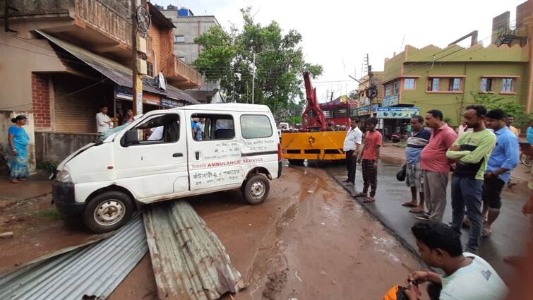 Bankura News: On the way to take the patient to the hospital, reckless ambulance entered in a shop, 2 more injured, know the details Bankura News: রোগীকে হাসপাতালে নিয়ে যাওয়ার পথে বিপত্তি, দুর্ঘটনার কবলে অ্যাম্বুলেন্স