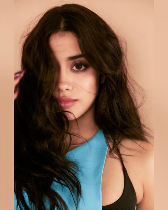 Janhvi Kapoor Pics: Janhvi Kapoor's killer pose in Thai high slit dress; Photo Viral!