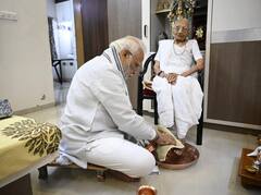 100મા જન્મદિવસ પર હીરાબાને મળવા પહોંચ્યા PM મોદી, માતાના પગ ધોઇ લીધા આશીર્વાદ