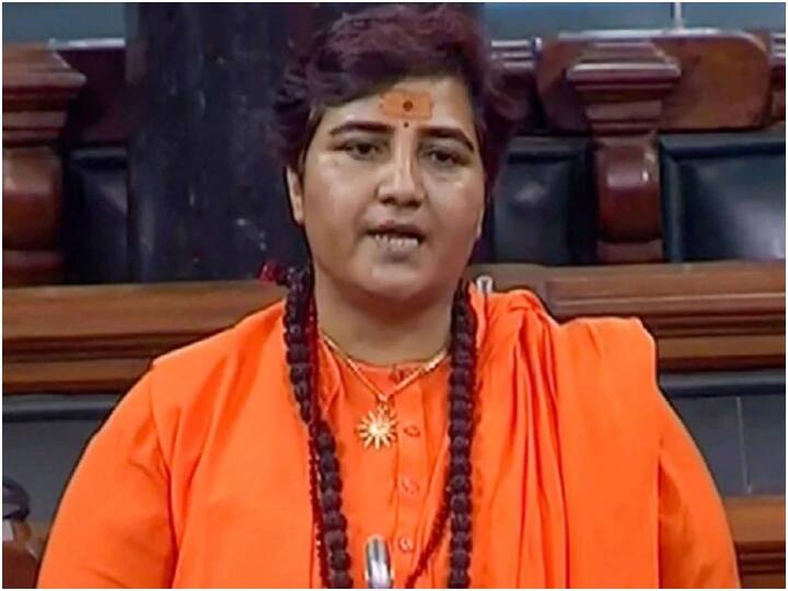 BJP MP Sadhvi Pragya Thakur Alleged people sell their daughters to give bribe to police in her constituency MP Politics: कानून व्यवस्था पर साध्वी प्रज्ञा ठाकुर का आरोप, पुलिस को रिश्वत देने के लिए बेटियां बेंचते हैं लोग