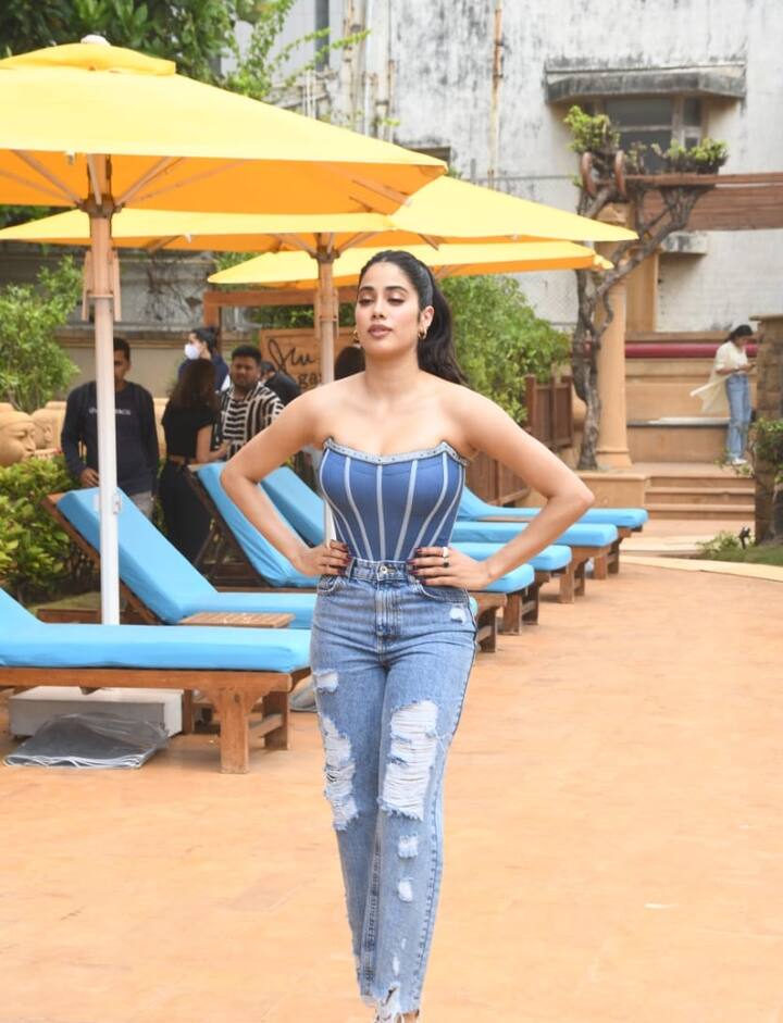 জাহ্নবী কপূর নাম নেন রাজকুমার রাও, ভিকি কৌশল, নওয়াজউদ্দিন সিদ্দিকি এবং আয়ুষ্মান খুরানার। এরপরই তাঁকে এঁদের মধ্যে থেকে দুজনকে বেছে নিতে বলা হয়।