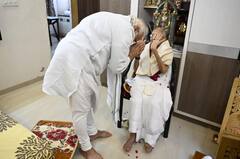 Gandhinagar: मां हीराबेन के 100वें जन्मदिन पर PM मोदी ने पैर धोकर लिया आशीर्वाद - देखें ये खूबसूरत तस्वीरें