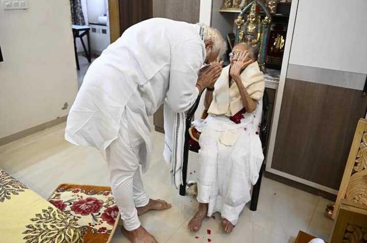 पीएम नरेंद्र मोदी (PM Modi) की मां हीराबेन मोदी (Heeraben Modi) का आज 100वां जन्मदिन है.