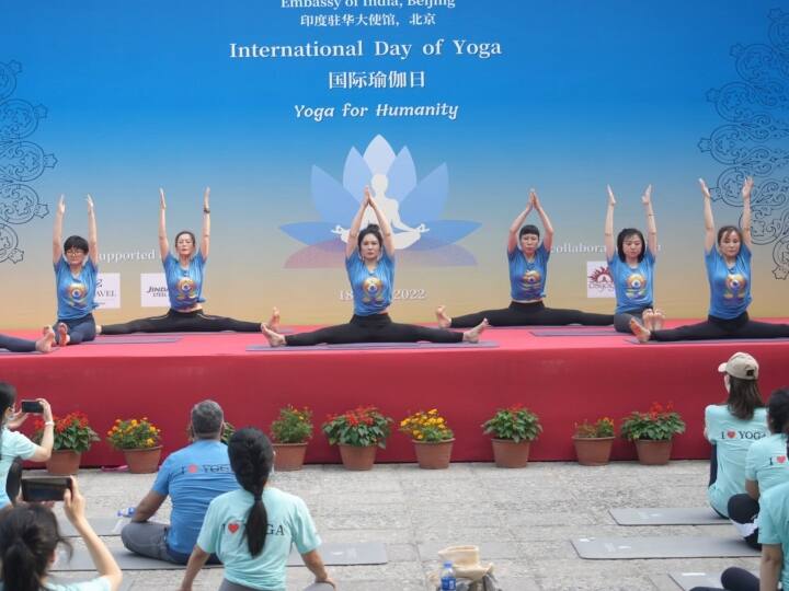 Indian Embassy in Beijing organized a yoga program ahead of the International Yoga Day 2022 Yoga: योग दिवस से पहले भारतीय दूतावास ने बीजिंग में किया योग कार्यक्रम का आयोजन, बड़ी संख्या में पहुंचे चीनी नागरिक
