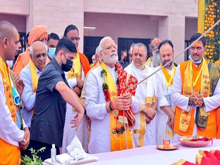 WATCH | PM Modi Unfurls Flag Atop Mahakali Temple In Gujarat After Dargah  Shifted With Consent