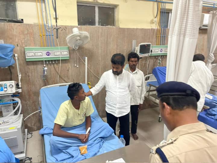 Telangana PCC chief Revanth Reddy visits Gandhi hospital for Agnipath firing victims Revanth On Agnipath: రాకేశ్‌ కుటుంబానికి కోటి రూపాయల పరిహారం ఇవ్వాలి- రేవంత్ రెడ్డి డిమాండ్