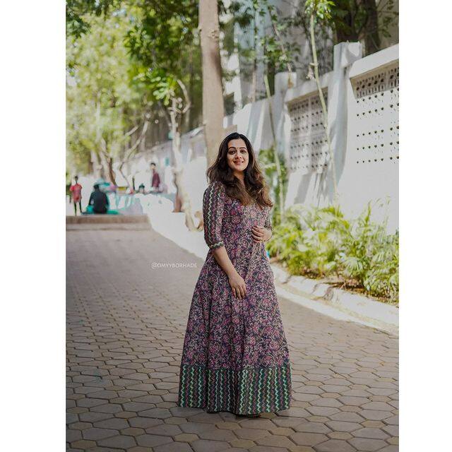 स्पृहा सोशल मीडियावरही प्रचंड सक्रीय असून तिथेही ही सतत क्रिएटिव्ह गोष्टी शेअर करत असते.(photo:spruhavarad/ig)