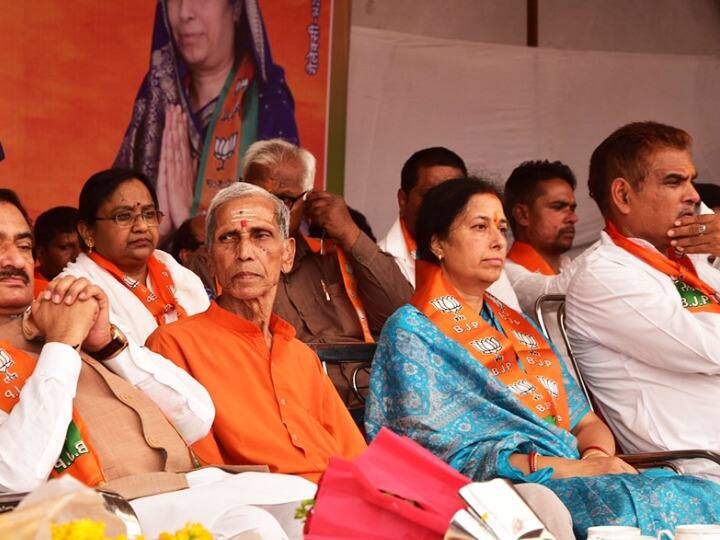 MP News BJP mayoral candidate Sangeeta Sushil Tiwari filed nomination in Sagar ANN Sagar News: बीजेपी मेयर प्रत्याशी संगीता सुशील तिवारी ने भरा नामांकन, शिवराज सरकार के तीन मंत्री हुए शामिल