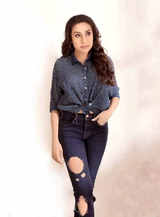 दिव्या सत्यराज (Divya Sathyaraj) अपने पिता की तरह फिल्मों में एक्टिव नहीं हैं, लेकिन वह खूबसूरती में किसी हीरोइन से कम नहीं हैं.