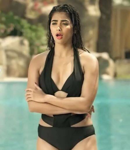 બોલિવૂડ અભિનેત્રી પૂજા હેગડે તેની આગામી ફિલ્મ 'કભી ઈદ કભી દિવાલી'ને લઈ છેલ્લા કેટલાક દિવસોથી ઘણી ચર્ચામાં છે. પૂજા હેગડે બોલિવૂડ એક્ટર સલમાન ખાન સાથે 'કભી ઈદ કભી દિવાલી'માં જોવા મળશે.