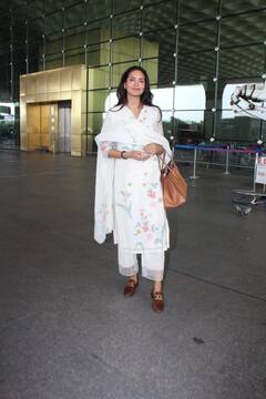 Pics: एयरपोर्ट पर ट्रेडिशनल अवतार में नजर आईं Esha Gupta, सादगी ने जीता फैंस का दिल