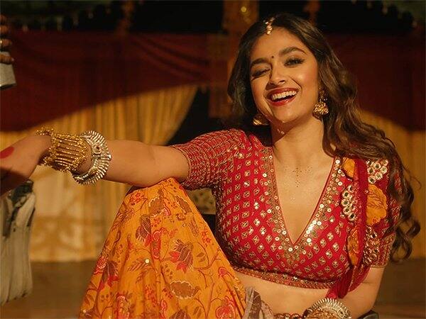 சாவித்திரியின் வாழ்க்கை வரலாற்றிற்காக தேசிய விருது வென்றுள்ளார்