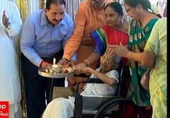 હીરાબાએ પરિવારના સભ્યો સાથે કરી આરતી, જુઓ વીડિયો