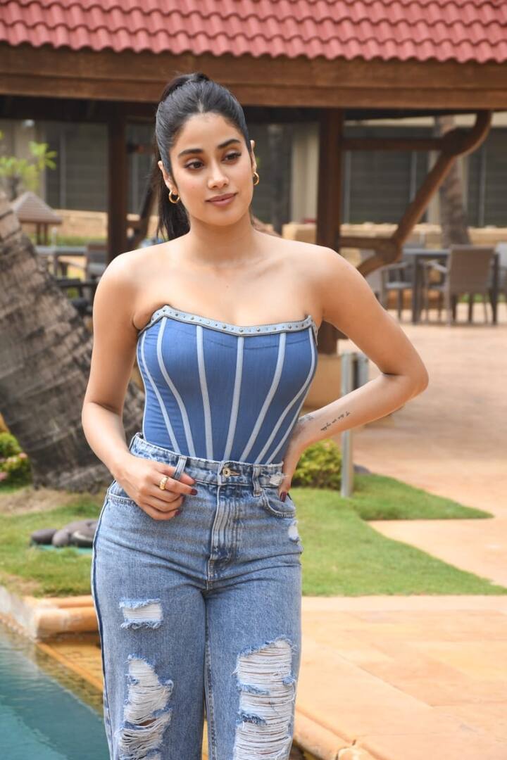 প্রসঙ্গত, জাহ্নবী কপূরকে শীঘ্রই একাধিক ছবিতে দেখা যেতে চলেছে। তাঁর আগামী ছবি 'গুড লাক জেরি' মুক্তি পাবে সামনেই।