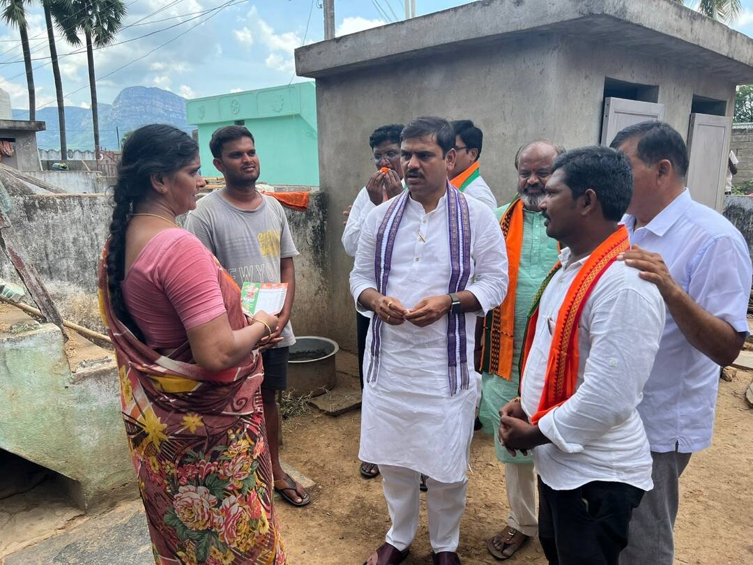 Atmakur BJP Vishnu : అభివృద్ధి చేస్తే ఆత్మకూరుపై మంత్రులు, ఎమ్మెల్యేల దండయాత్ర ఎందుకు? వైఎస్ఆర్సీపీకి బీజేపీ సూటి ప్రశ్న ! AP BJP leader Vishnuvardhan Reddy questioned the YSRCP why Invasion of Ministers, MLAs in Atmakur. Atmakur BJP Vishnu : అభివృద్ధి చేస్తే ఆత్మకూరుపై మంత్రులు, ఎమ్మెల్యేల దండయాత్ర ఎందుకు? వైఎస్ఆర్సీపీకి బీజేపీ సూటి ప్రశ్న !