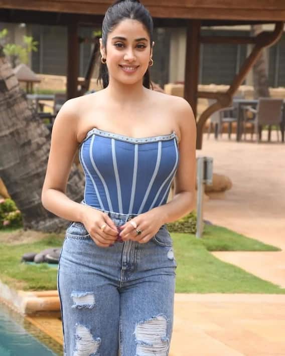 Jhanvi Kapoor's glamorous look in blue denim jeans, see the coolest pictures