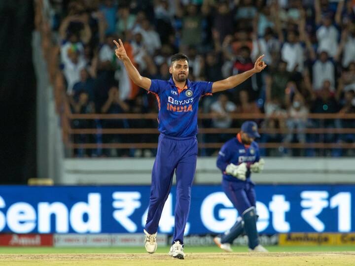 दक्षिण आफ्रिकेविरुद्ध सुरु असलेल्या पाच सामन्यांच्या टी-20 मालिकेतील पहिल्या तीन सामन्यात आवेश खानला एकही विकेट्स मिळवता आली नाही. ज्यामुळं सोशल मीडियावर त्याच्या कामगिरीवर टीका केली जात होती.मात्र, चौथ्या टी-20 सामन्यात आवेश खाननं आक्रमक रूप धारण करून दक्षिण आफ्रिकेच्या फलंदाजांच कंबरडं मोडलं. या सामन्यात त्यानं चार षटक टाकली. ज्यात 18 धावा देऊन चार विकेट्स घेतल्या.