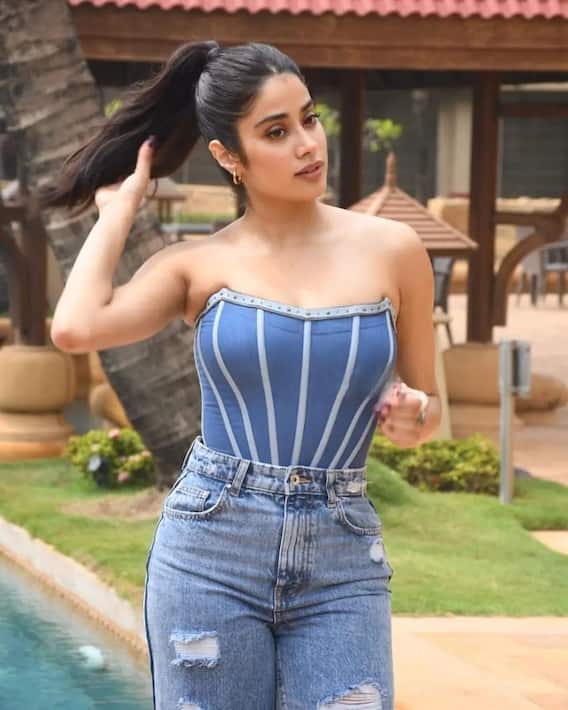 Jhanvi Kapoor's glamorous look in blue denim jeans, see the coolest pictures
