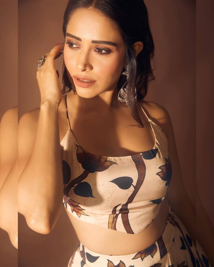 तिने न्यूड मेकअपने तिचा लूक पूर्ण केला आहे. यासोबत तिने मॅचिंग हॅंगिंग कानातले घातले आहेत. यावेळी अभिनेत्रीने आपले केस खुले ठेवले आहेत.(photo:nushrrattbharuccha/ig)